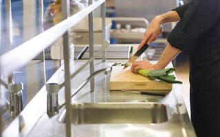 Você sabia que o inox pode transformar a organização da sua cozinha?