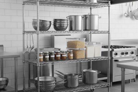 Estante de inox para cozinha industrial: conheça suas vantagens e onde comprar