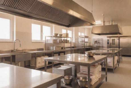 Cozinha para padaria industrial equipada com bancadas, prateleiras e coifa em aço inox
